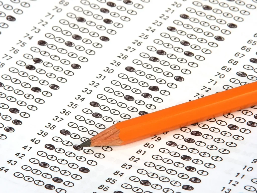 Lápiz sobre un hoja de examen.