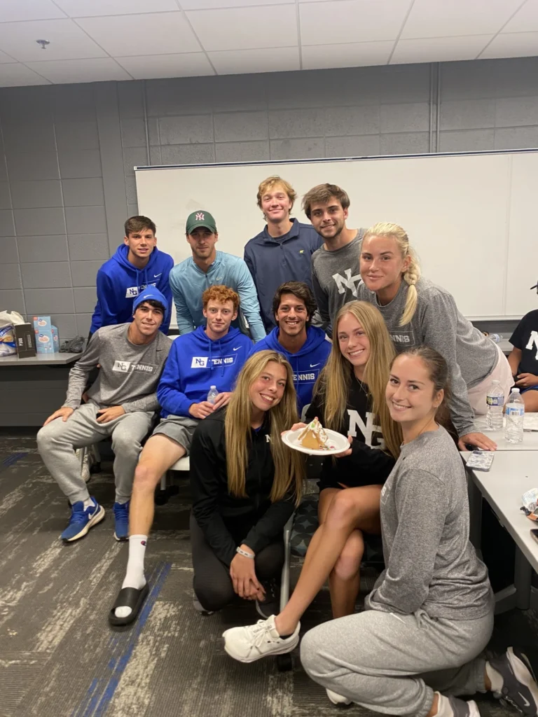 Tenista universitaria en Estados Unidos celebrando un cumpleaños con sus compañeros de equipo.