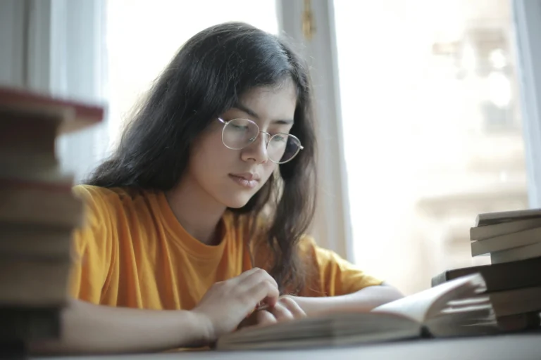 Estudiante preparando el examen TOEFL