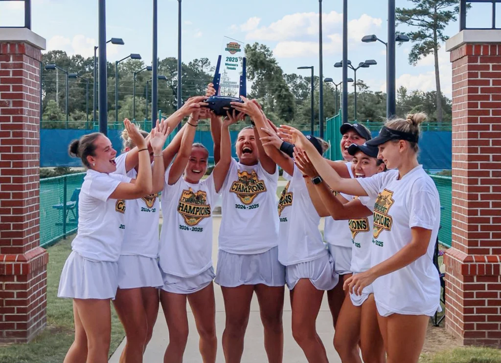 Linn Goerdes levantando el trofeo de campeonas de conferencia junto a su equipo.