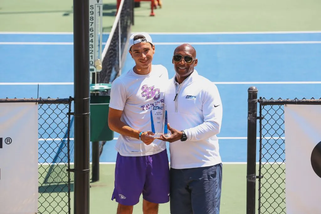 Tom Gutermann recibiendo el trofeo de Player of the Year de la SIAC.