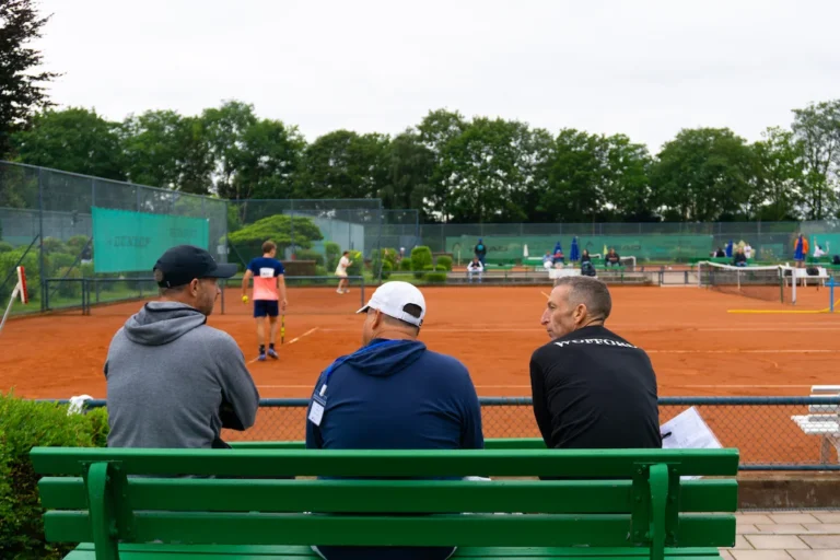 Entrenadores universitarios viendo un partido en el College Tennis Showcase de Keystone Sports.