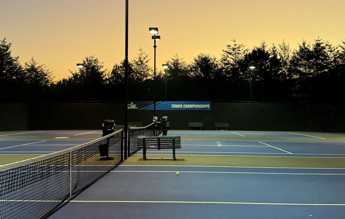 Pista de tenis universitaria