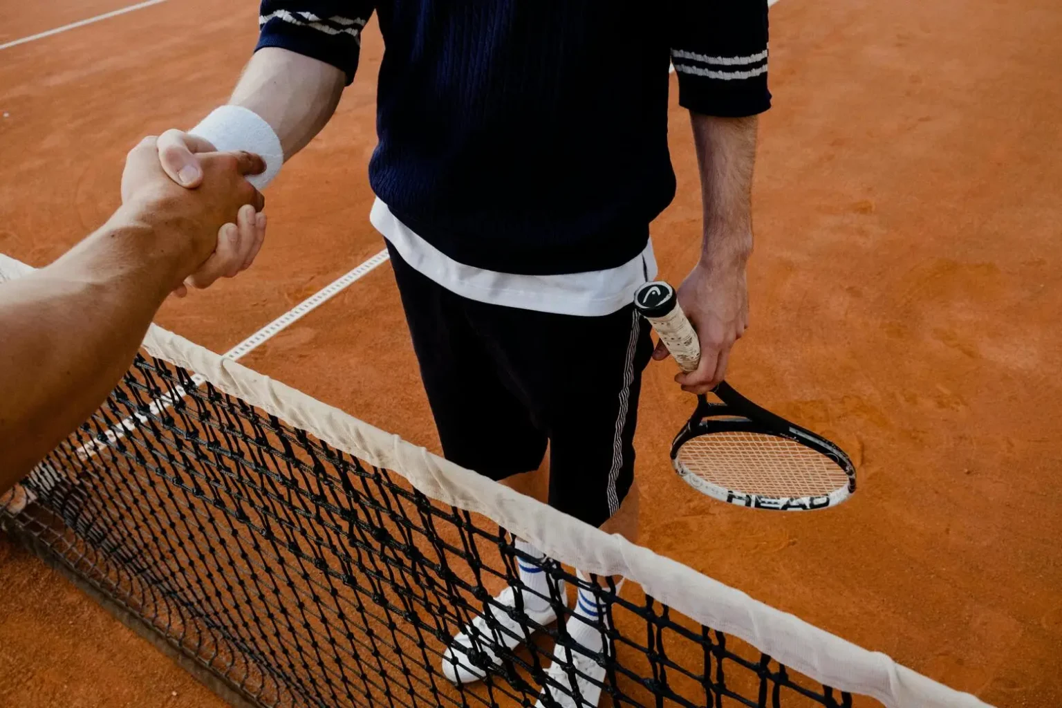 Tenistas dándose la mano en la pista