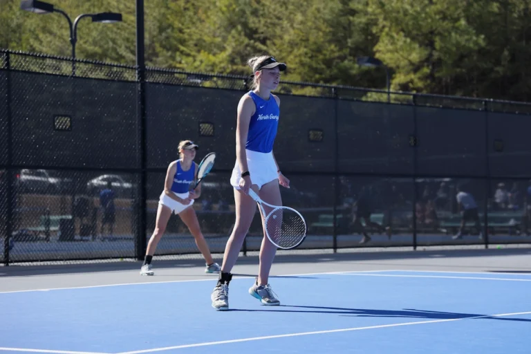 La tenista universitaria Linn Goerdes disputando un partido de dobles