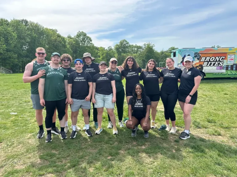 Thea Dahl con su equipo de atletismo de la Universidad de Manhattan