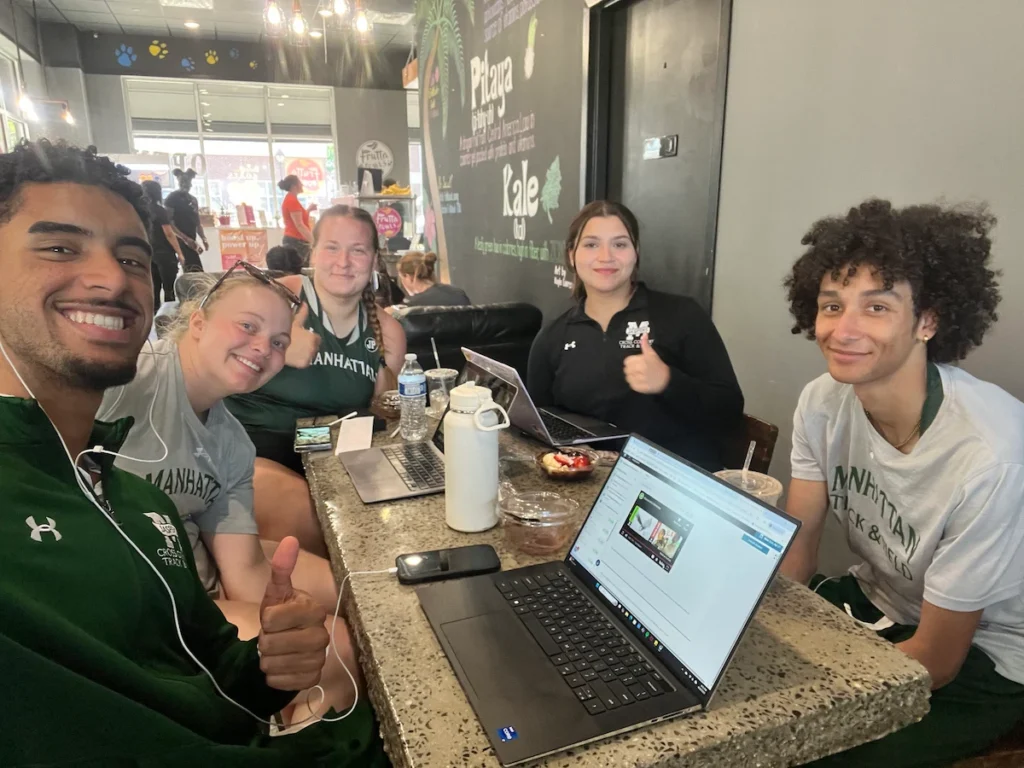 Thea Dahl estudiando con sus compañeros de equipo de Manhattan University