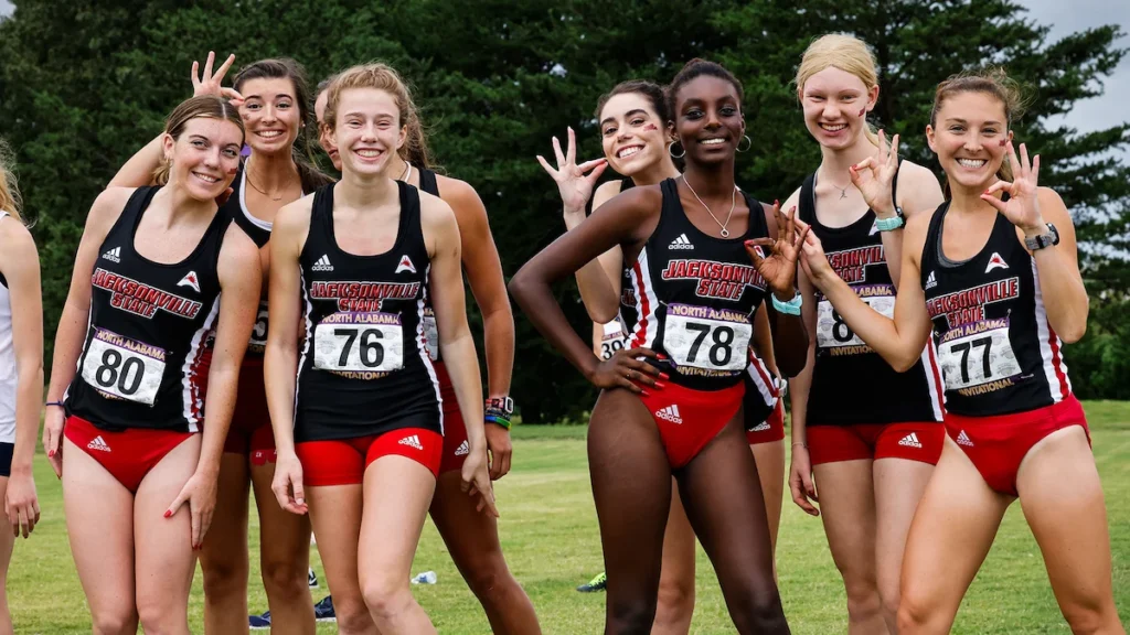 Atletas de Jacksonville State University posan antes de la carrera.