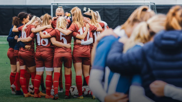 jugadoras de fútbol en el campo