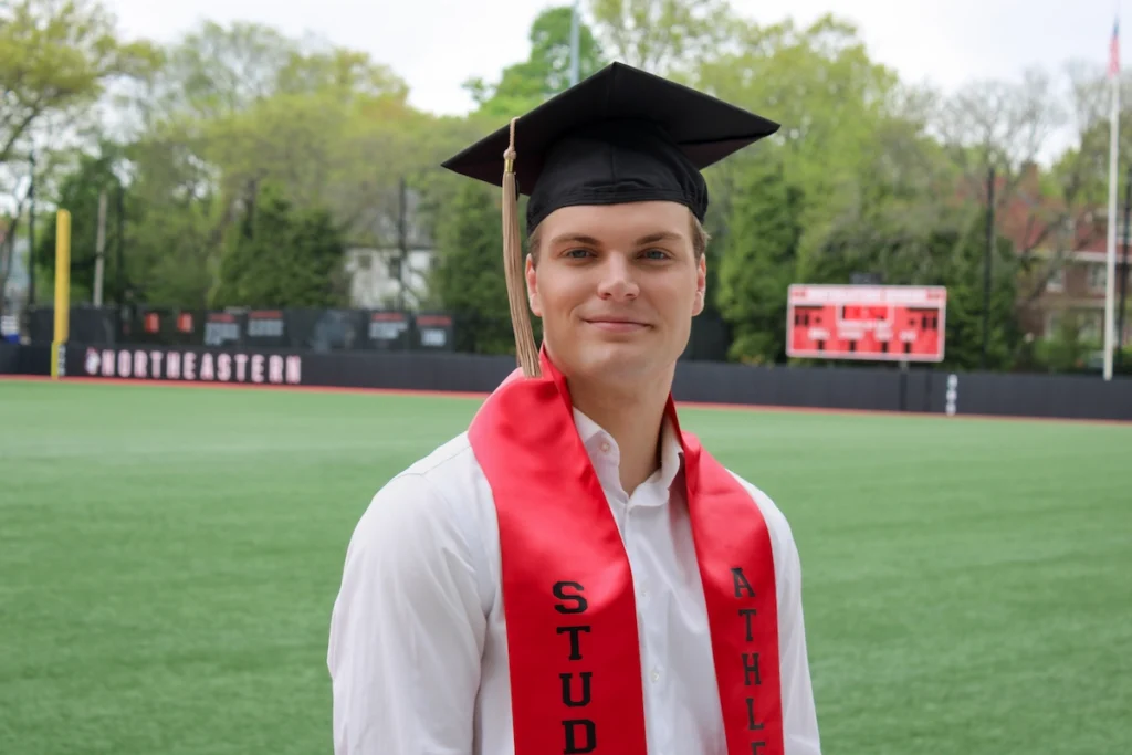 El estudiante y atleta Tobias Wangerud posa para las fotos de graduación