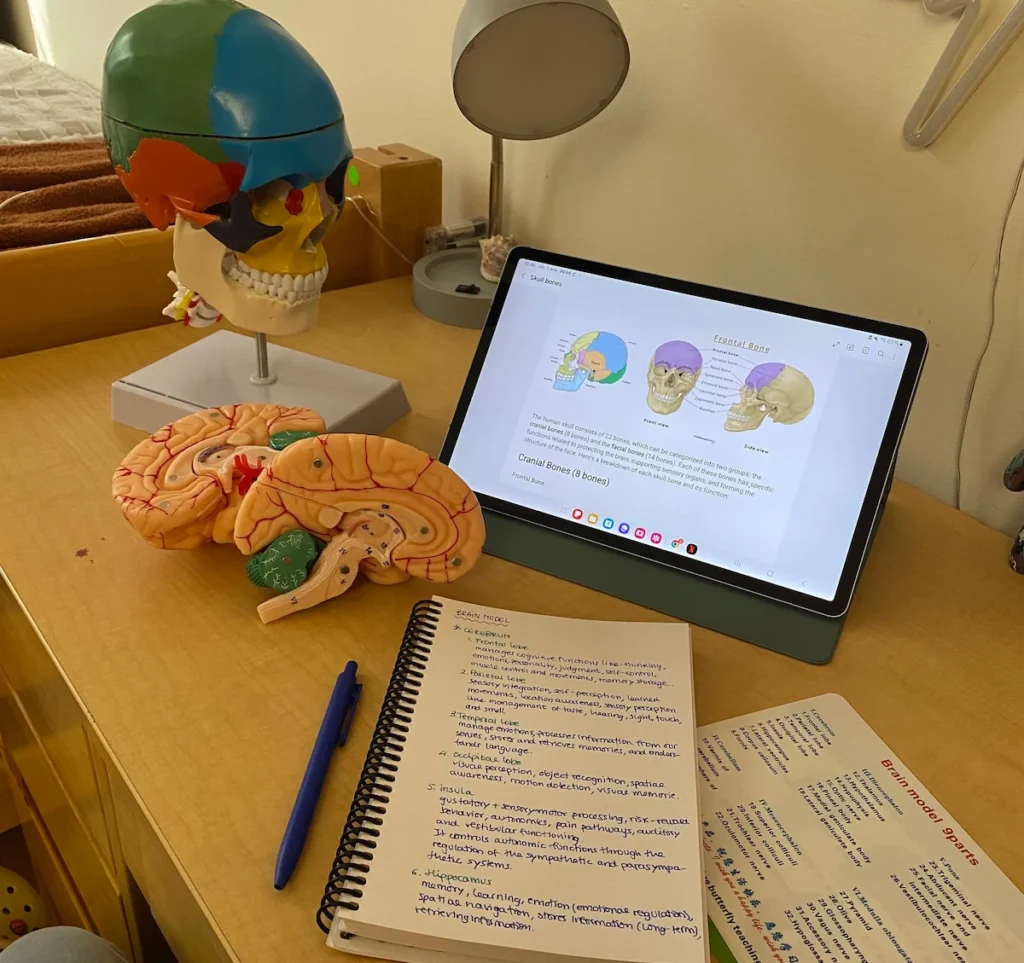 Una estudiante-atleta completa su tarea de biología.