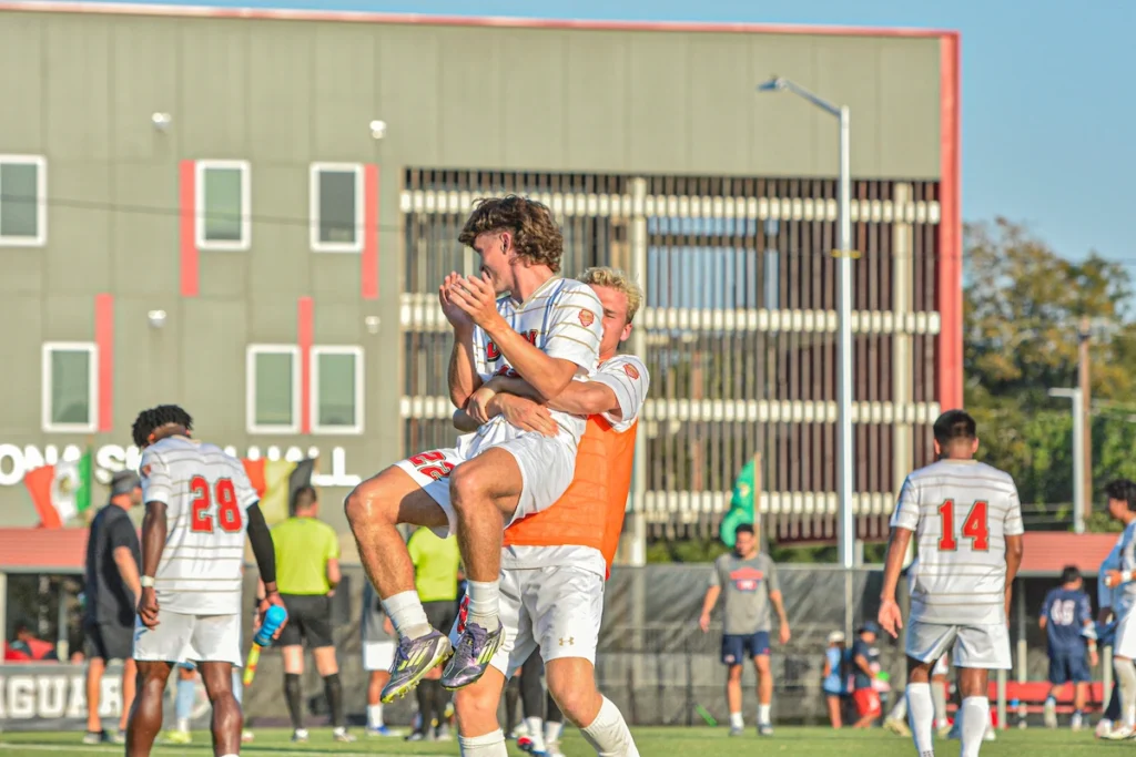 Mathias Jørstad abrazando a su compañero de equipo después de un partido.