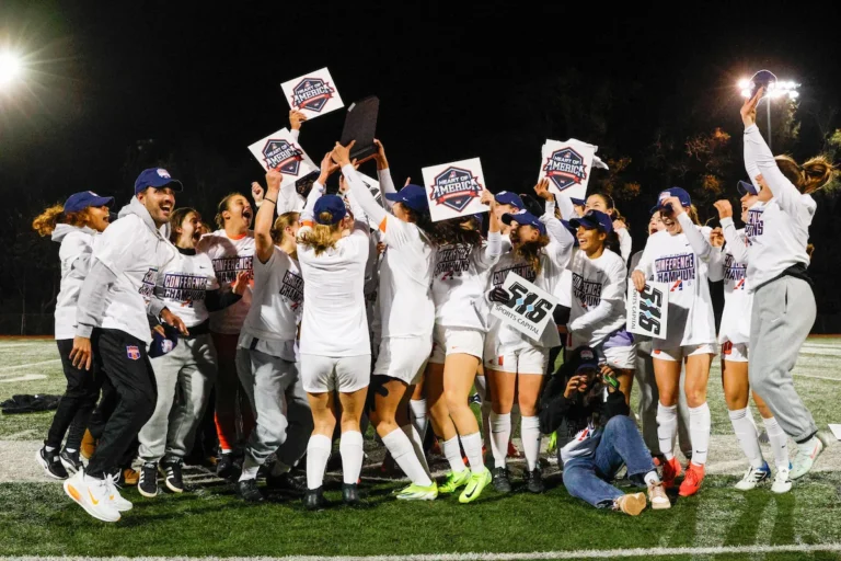 El equipo de fútbol femenino de Missouri Valley College celebrando el título de campeonas