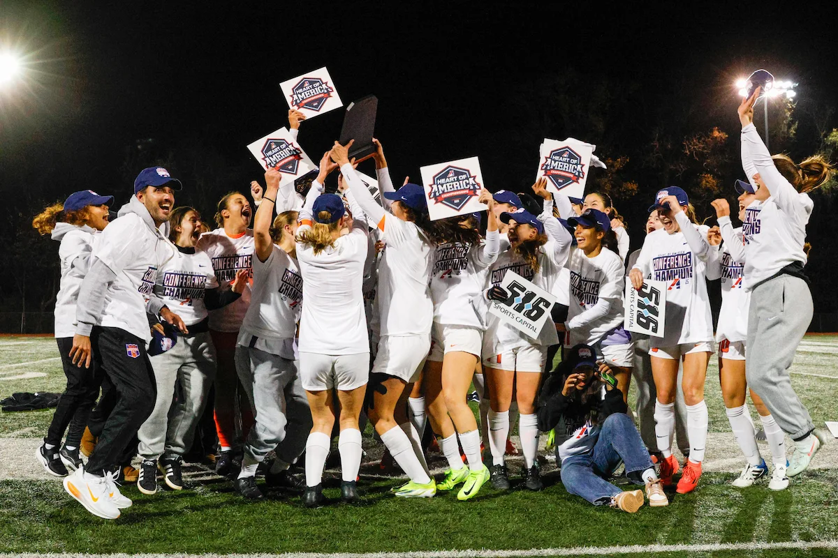 El equipo de fútbol femenino de Missouri Valley College celebrando el título de campeonas