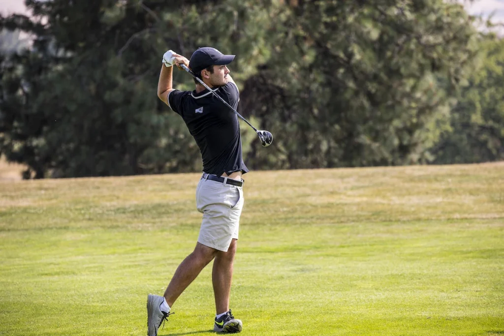 Jugador de golf universitario Enrique Marin compitiendo en un torneo
