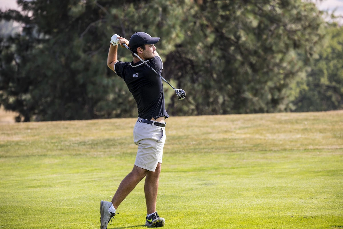 Jugador de golf universitario Enrique Marin compitiendo en un torneo