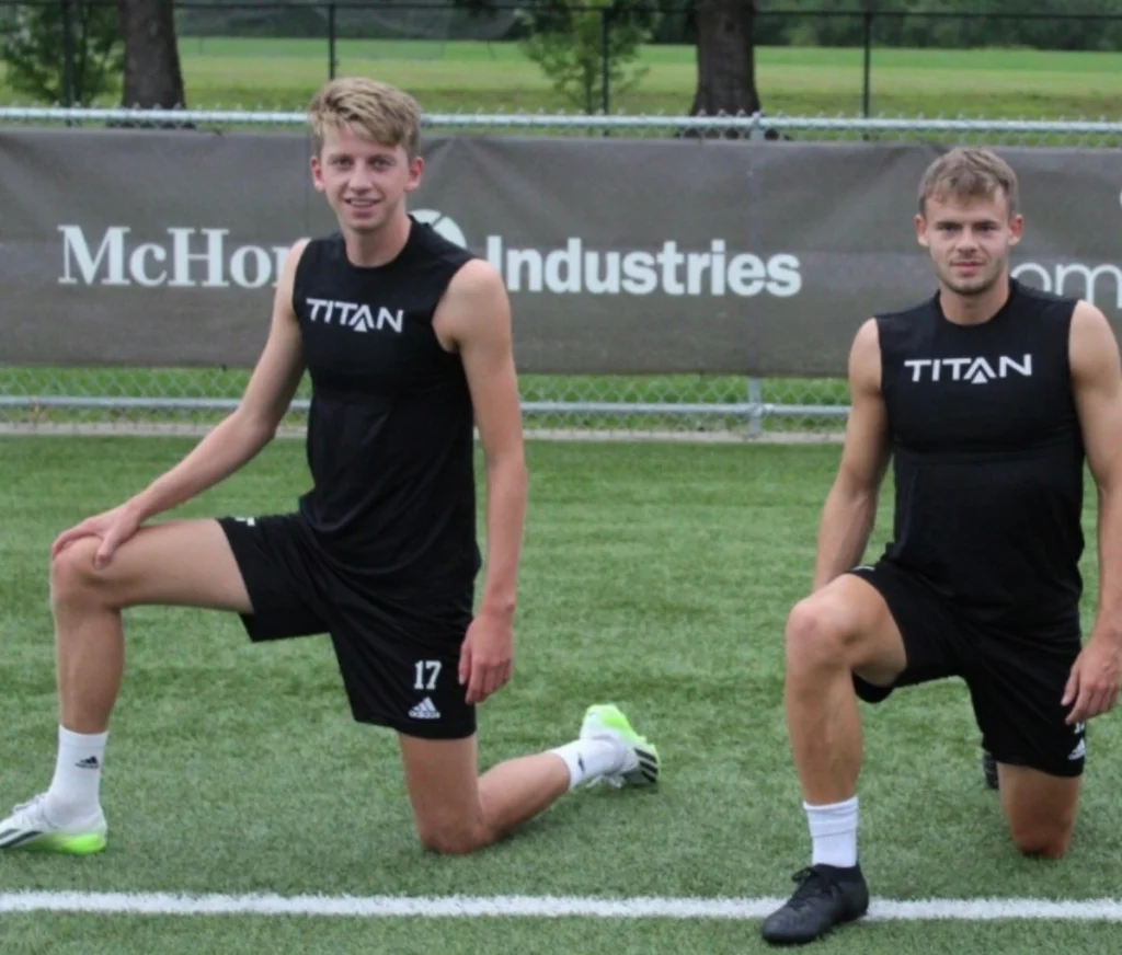 Daniel Helle y su compañero de equipo estirando después de un entrenamiento