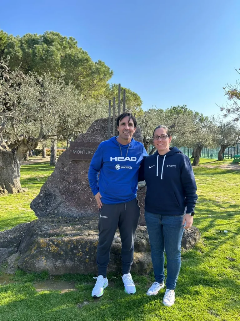 Montse Blasco y Jacobo Moreno de pie, uno al lado del otro